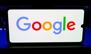 Google comienza a habilitar su nuevo modo oscuro, que muestra un tono menos grisáceo; algunos usuarios ya lo prueban en Google para computadoras de escritorio.