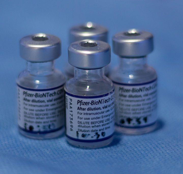 Un estudio realizado por una institución sanitaria de Estados Unidos encontró que la efectividad de una tercera dosis de la vacuna de Pfizer se mantiene en un nivel más alto respecto de un esquema de únicamente dos dosis.