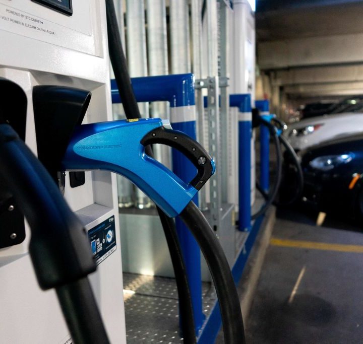 La administración del presidente Joe Biden pone en marcha su plan para instalar 500,000 cargadores para autos eléctricos en todo Estados Unidos.