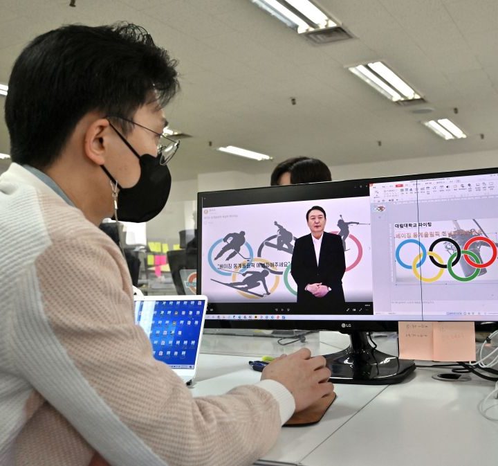 Yoon Suk-yeol, uno de los candidatos que busca la Presidencia de Corea del Sur en las elecciones del 9 de marzo, hace campaña usando un avatar deepfake.