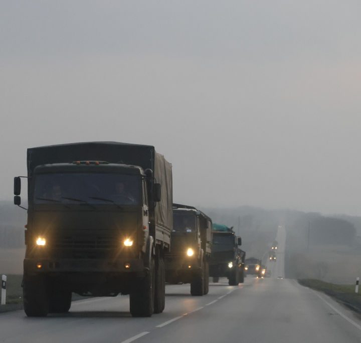 Un grupo de camiones perteneciente al ejército de Rusia.