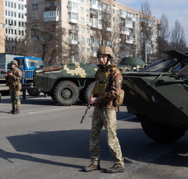 Soldados rusos cortan una calle en Kiev, Ucrania.