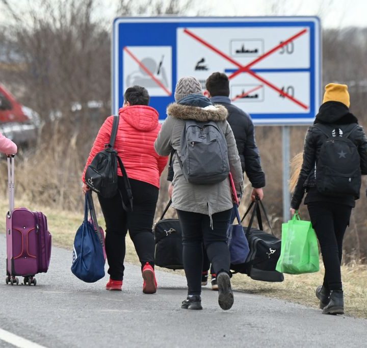 Un grupo de refugiados de Ucrania se acerca a la frontera con Hungría.