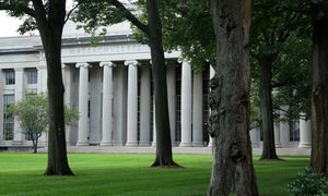 El frontis del Instituto Tecnológico de Massachusetts (MIT).