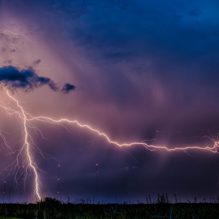 La imagen muestra un rayo en un cielo nocturno.