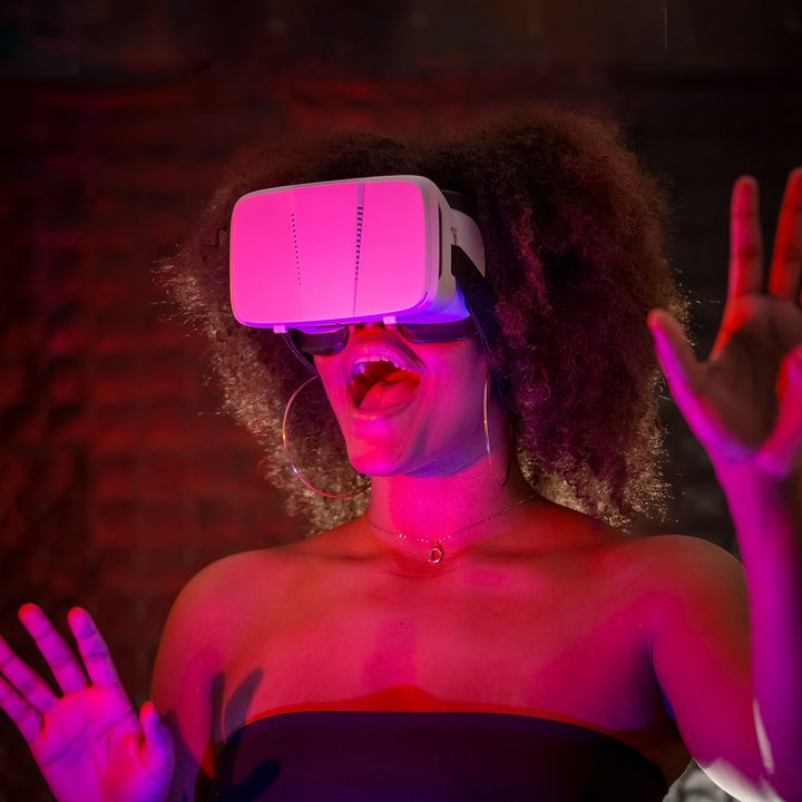 Una mujer utiliza un visor de realidad virtual.