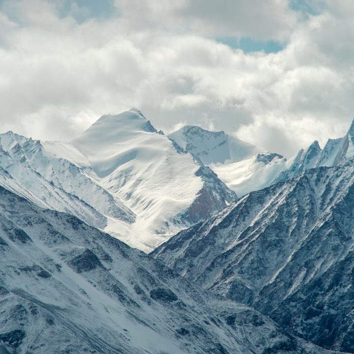 Una imponente montaña cubierta de nieve.