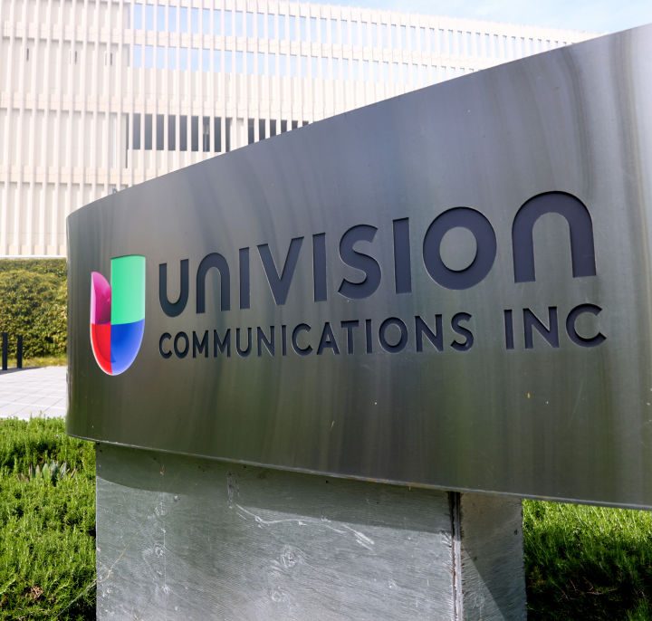 Televisa y Univision finalizan su proceso de fusión y se convierten en TelevisaUnivision, la mayor empresa de medios de habla hispana.