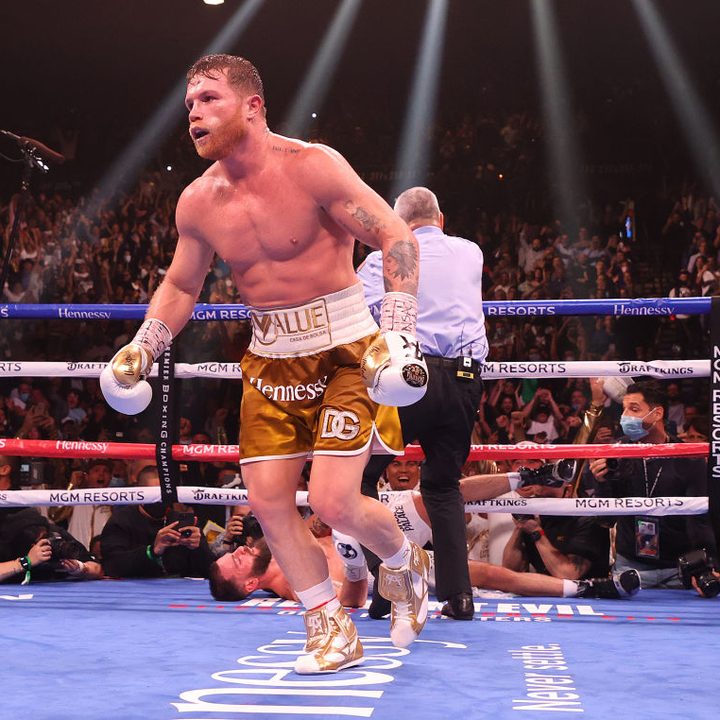 Canelo Álvarez durante su última pelea ante Caleb Plant.