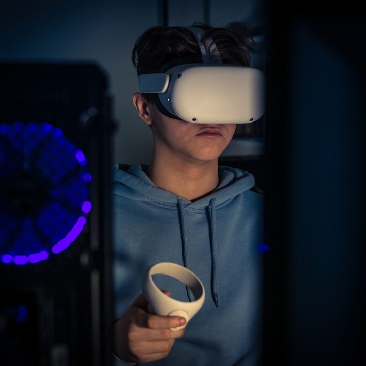 Un niño utiliza un casco de realidad virtual mientras juega.