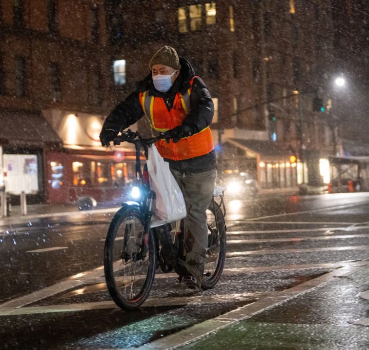 El ayuntamiento de Nueva York prepara una iniciativa de ley que prohibirá a las apps de reparto de productos prometer entregas en 15 minutos.