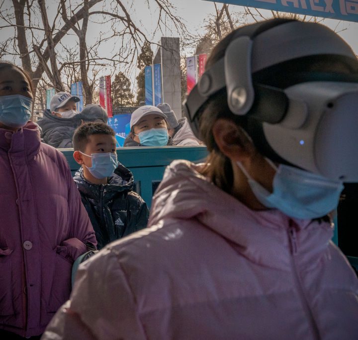 Dos desarrolladores expertos en iOS hallan en la App Store referencias a “realityOS”, sistema operativo que Apple integraría en su visor de realidad virtual.