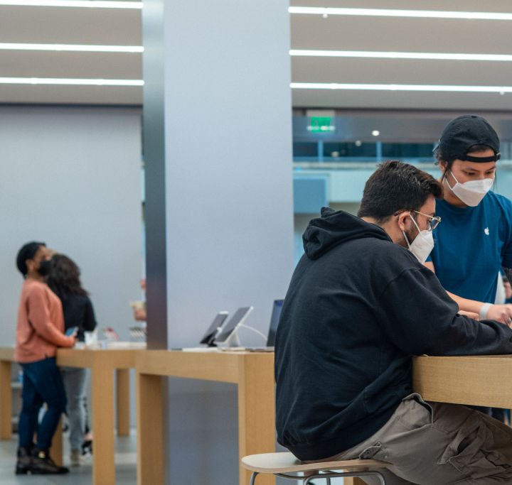 Apple dejará de pedir a sus clientes el uso obligatorio de mascarillas en algunas tiendas, indica un reporte publicado por el portal Bloomberg.