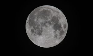 Una vista de la Luna que muestra su cara visible desde la Tierra.