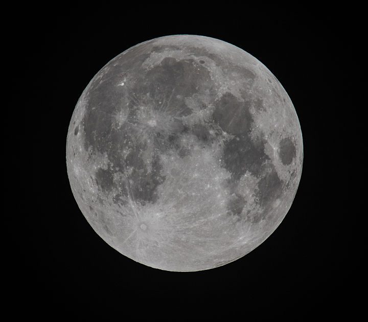Una vista de la Luna que muestra su cara visible desde la Tierra.