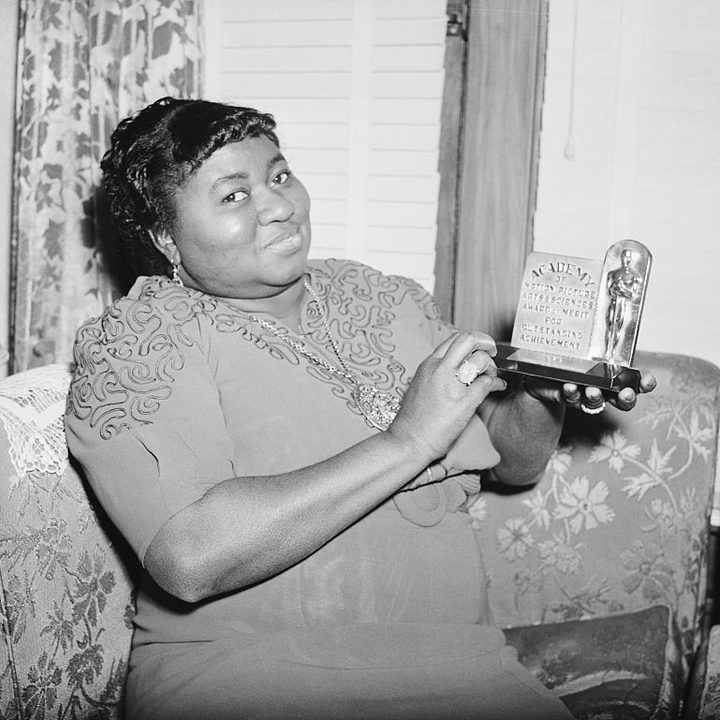 La actriz Hattie McDaniel posa con su Óscar en 1939.