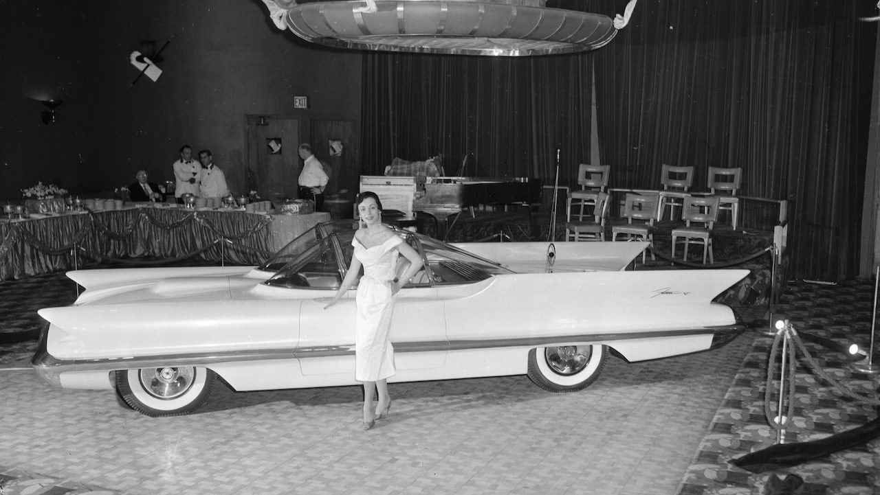 100 anos lincoln model standing next to futura automobile