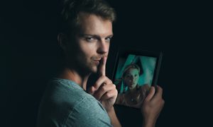 Un hombre utiliza una de las aplicaciones de citas.