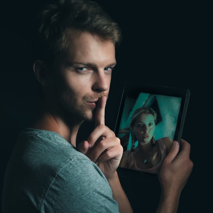 Un hombre utiliza una de las aplicaciones de citas.