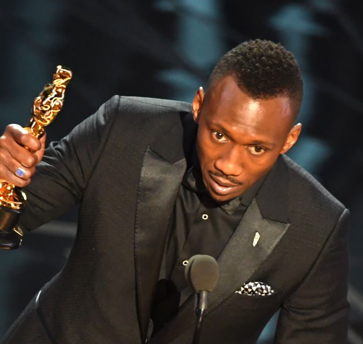 Mahershala Ali y su Premio Óscar de 2016.