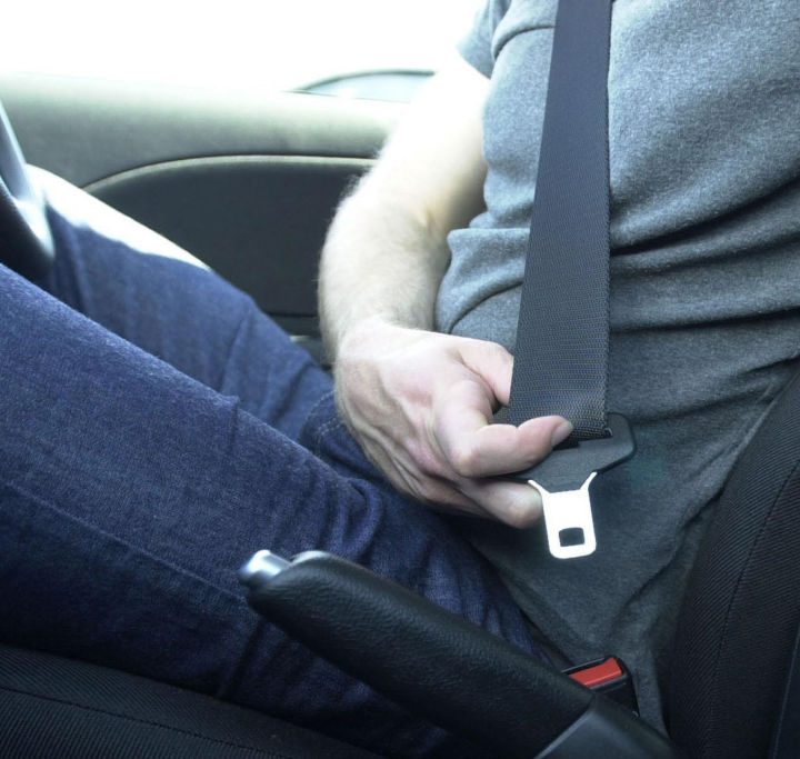 Uber anunció que comenzará a enviar alertas y notificaciones para que sus conductores y pasajeros se abrochen el cinturón al realizar un viaje.