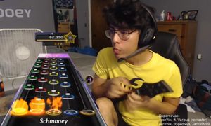 Un grupo de jugadores del videojuego Guitar Hero descubrieron que un joven conocido en redes sociales como Schmooey, quien por varios años había sido considerado el mejor jugador del mundo, era un tramposo.