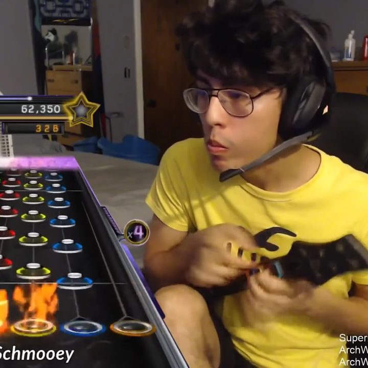 Un grupo de jugadores del videojuego Guitar Hero descubrieron que un joven conocido en redes sociales como Schmooey, quien por varios años había sido considerado el mejor jugador del mundo, era un tramposo.