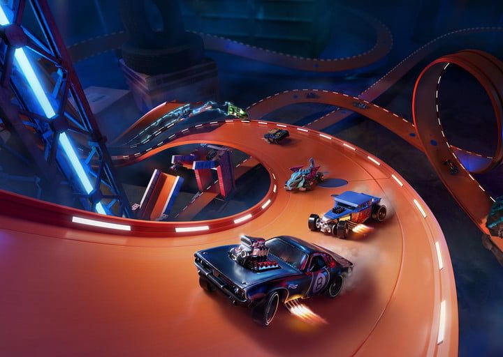 Pista de carreras naranja en una curva descendente con varios autos.