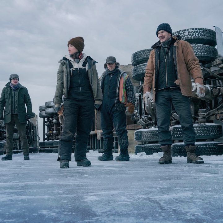 Liam Neeson –literalmente– sobre una carretera de hielo en "Ice Road" (2021).