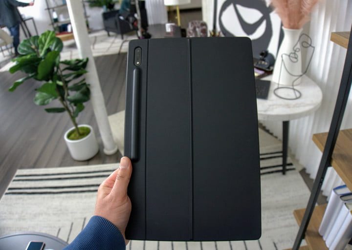 iPad Air 4 con Magic Keyboard en la mano de una persona