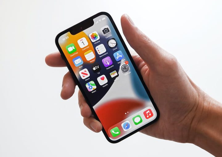 iPhone 13 Mini en la mano de una persona.