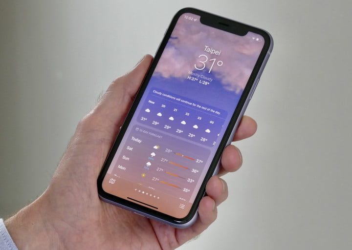 iPhone 13 Pro Max en la mano de una persona con la aplicación del clima.