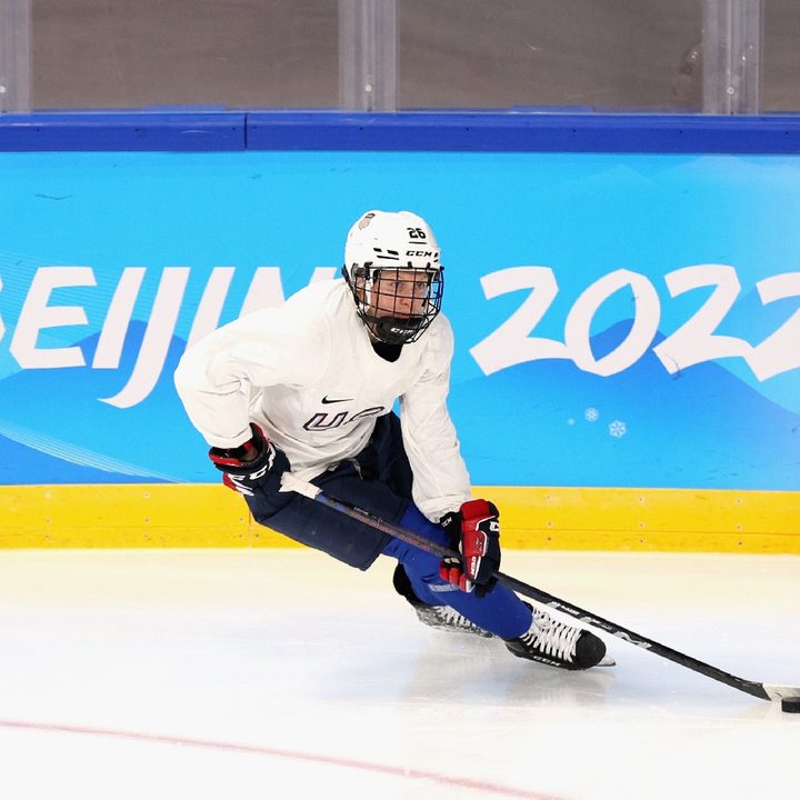 Kendall Coyne, capitana del equipo femenino de hockey sobre hielo de Estados Unidos.