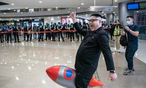 imitador de Kim Jong-un con un flotador entre las piernas.