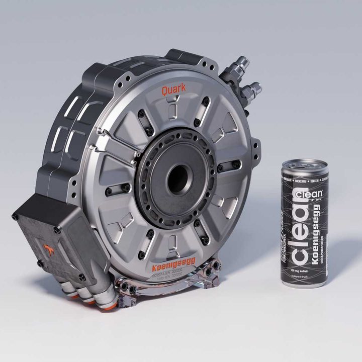 Motor eléctrico Quark Koenigsegg junto a una lata de bebida de aproximadamente 11 onzas (330 ml) para mostrar cuán pequeño es para la potencia que genera.
