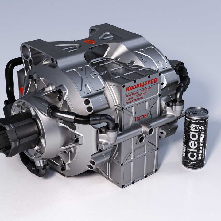 Motor eléctrico Terrier de Koenigsegg compuesto de dos motores Quark y un inversor junto a una lata de bebida de aproximadamente 11 onzas (330 ml) puede mostrar cuán pequeño es realmente es para la potencia que genera.