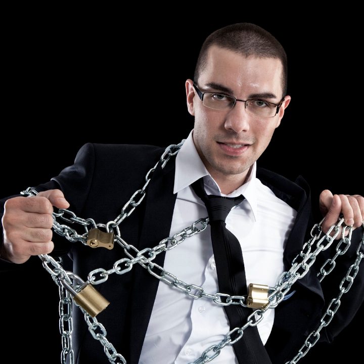 Un hombre rompe cadenas