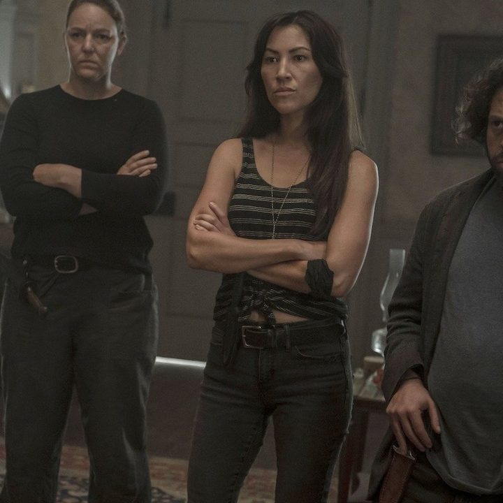 Ariana Guerra, Tenoch Huerta y Elpidia Carrillo en una escena de "Madres" (2021).