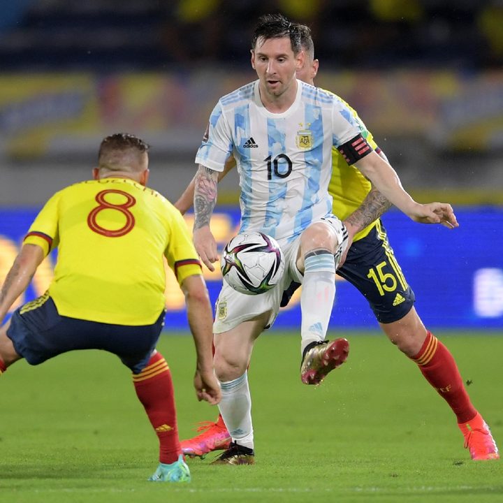 Lionel Messi ante la marca de un defensa colombiano por las eliminatorias sudamericanas a Qatar 2022