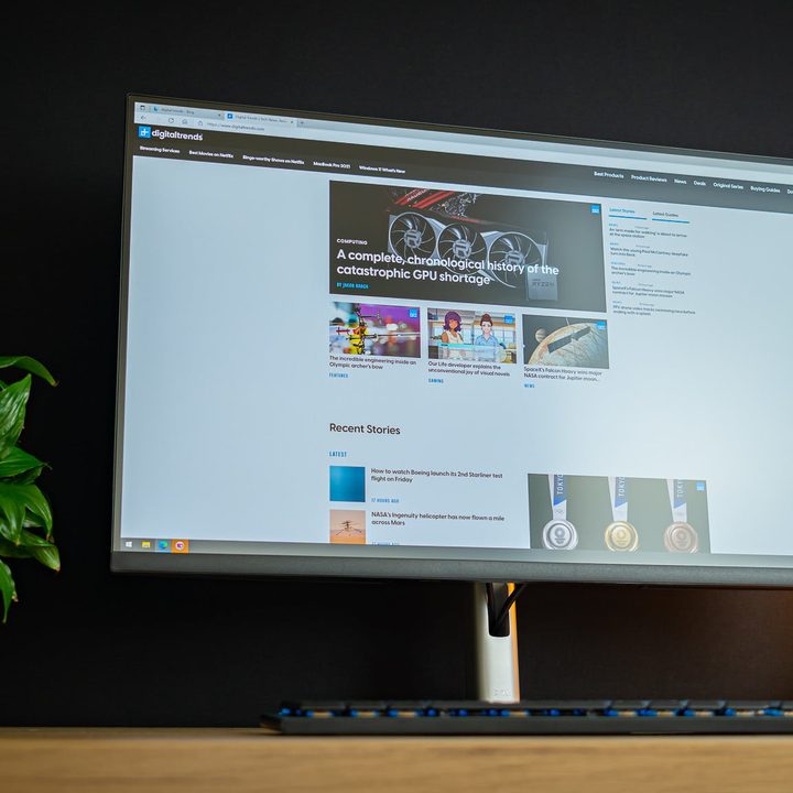 Un monitor Monitor Dell 32 4K USB-C Hub sobre un escritorio