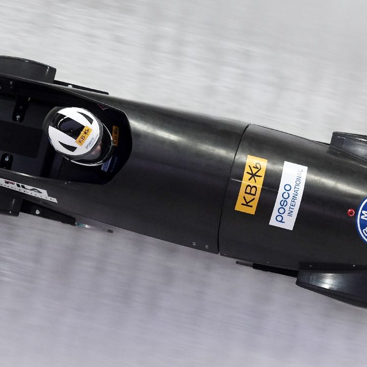 Una mujer participa en una competencia de monobob, que se estrena en los Juegos Olímpicos de Invierno 2022