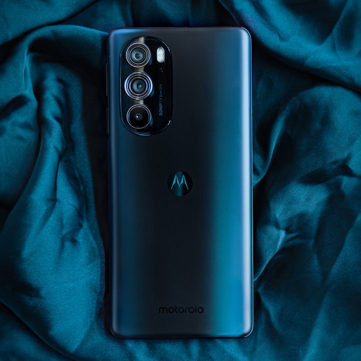 Motorola Edge 30 Pro sobre un fondo azul.