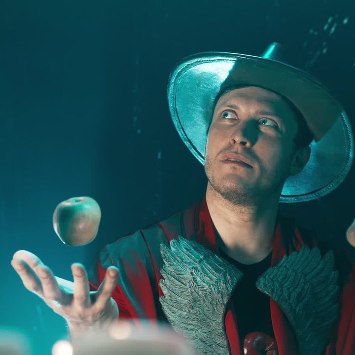 La imagen muestra una escena de la película Apple-Man.