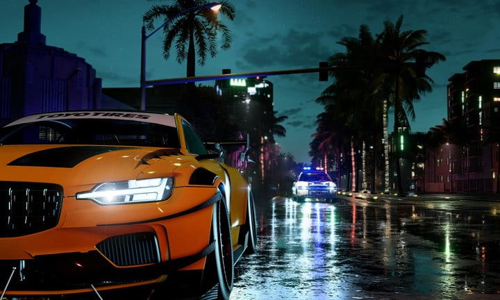 Auto naranja deportivo en una carrera ilegal nocturna en la ciudad.
