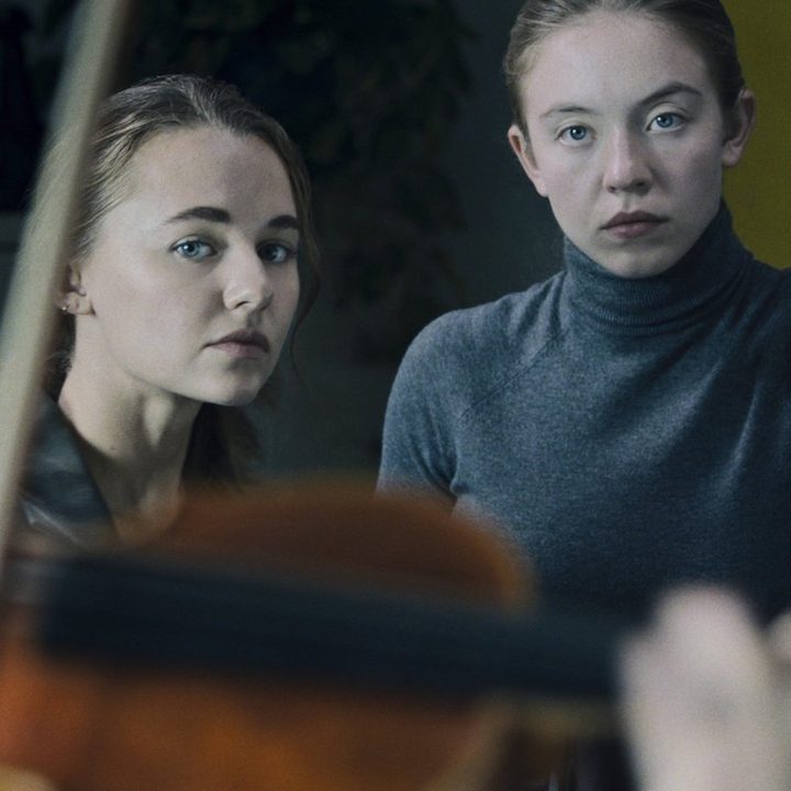 Sydney Sweeney y Madison Iseman son dos gemelas pianistas en "Nocturne" (2020).
