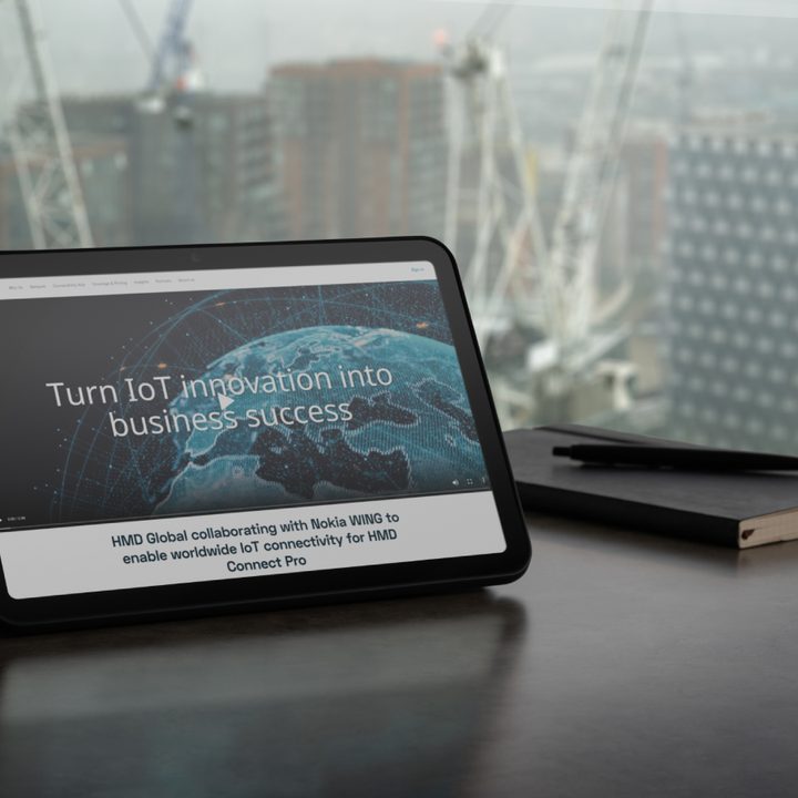 Tableta Nokia T20 mostrando una presentación; la tablet está colocada sobre una mesa.