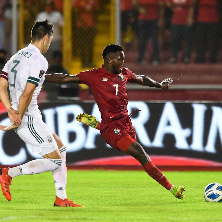 El panameño José Luis Rodriguez dispara ante la marca del mexicano César Montes, en el partido de ida del octogonal final de Qatar 2022, disputado en septiembre de 2021.