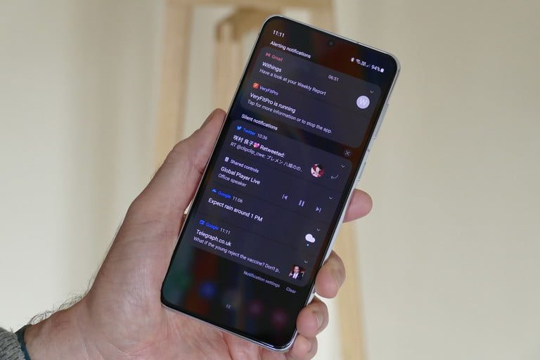 Un Galaxy S21 en la mano de una persona mostrando la pantalla de Notificaciones.