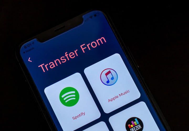 Pantalla de un celular con varias opciones para transferencia de listas de reproducción.