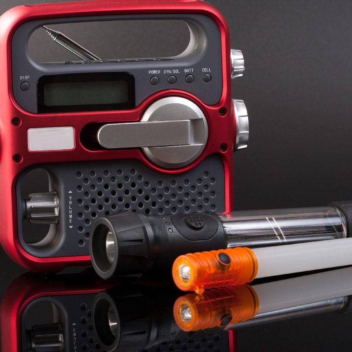 Radio manivela y linternas